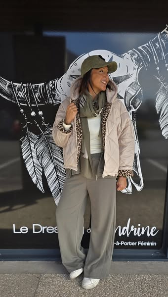 Sandrine devant sa boutique à Longuenesse